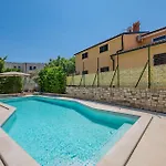 公寓 Cozy In With Swimming Pool 普拉