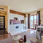 公寓 Cozy In With Swimming Pool