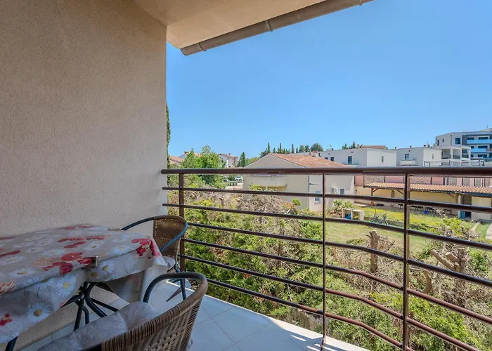 Appartement Awesome In With Wifi Pula