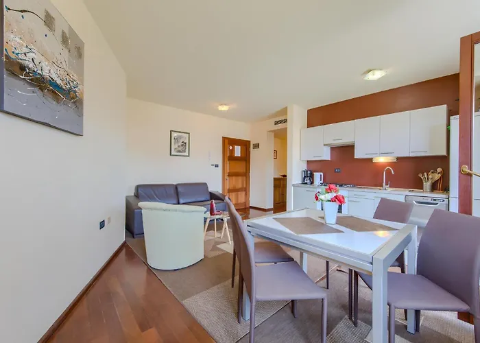 Appartement Awesome In With Wifi Pula